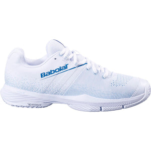 Zijaanzicht van de witte Babolat Sensa Women White/Cool Blue met blauw Babolat-logo en witte veters