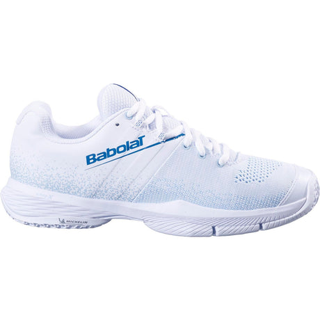 Zijaanzicht van de witte Babolat Sensa Women White/Cool Blue met blauw Babolat-logo en witte veters