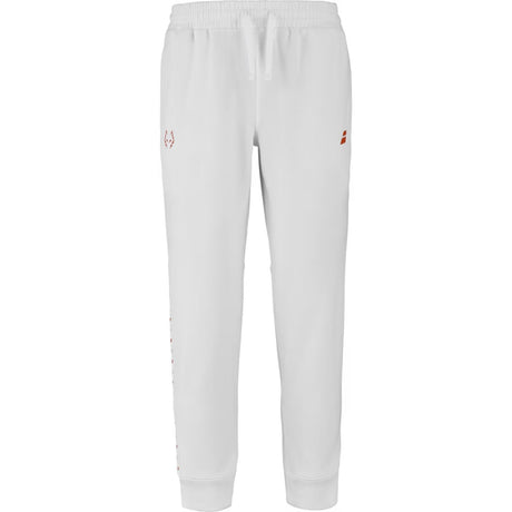 Witte Babolat Sweat Pant Lebron 2026 met oranje stierkop en logo op de heup