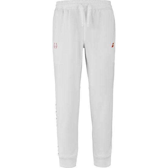 Witte Babolat Sweat Pant Lebron 2026 met oranje stierkop en logo op de heup