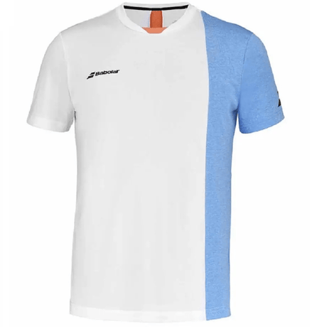 Vooraanzicht van het witte Babolat Play T-shirt met lichtblauw zijpaneel en oranje kraagdetail