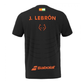 Achterzijde van het zwarte Babolat Replica T-shirt met oranje Lebron-opdruk