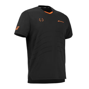 Schuin zijaanzicht van het zwarte Babolat Replica T-shirt met logo