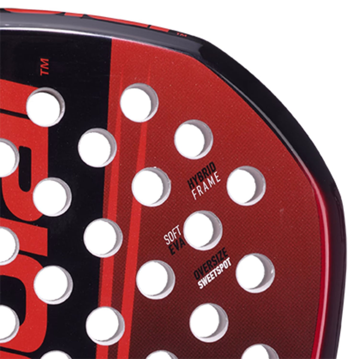 Close-up van het rode slagvlak van het Babolat Technical Origin+ met gaten
