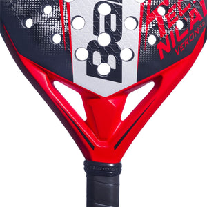 Detail van het hart van het Babolat Technical Veron 3.0 met rode brug en zwarte grip