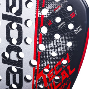 Close-up van het slagvlak van het Babolat Technical Veron 3.0 met witte en rode opdruk