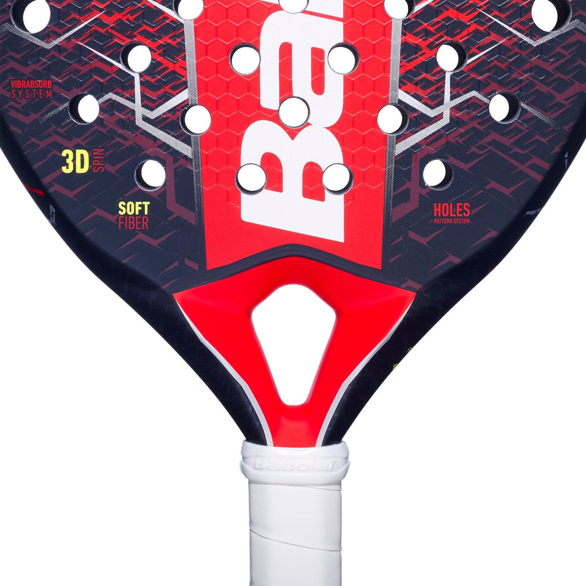 Detail van het hart van het Babolat Technical Vertuo 25 met rode brug en witte grip