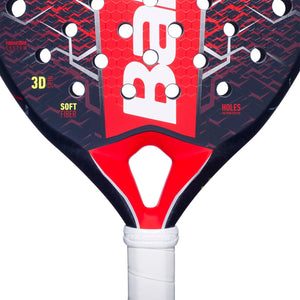 Detail van het hart van het Babolat Technical Vertuo 25 met rode brug en witte grip