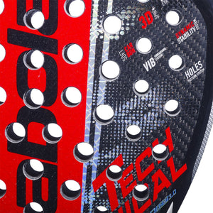 Close-up van het slagvlak van het Babolat Technical Viper Soft 3.0 met rode TECHNICAL-opdruk