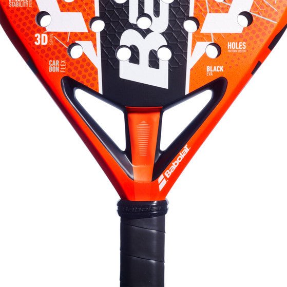 Detail van het hart van het Babolat Veron Juan Lebron 3.0 met zwarte brug en oranje frame