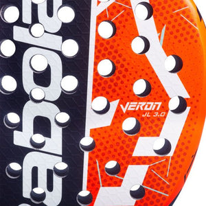 Close-up van het slagvlak van het Babolat Veron Juan Lebron 3.0 met VERON JL-opdruk