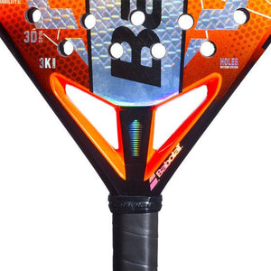 Detail van het hart van het Babolat Viper Juan Lebron 3.0 met oranje brug en zwarte grip