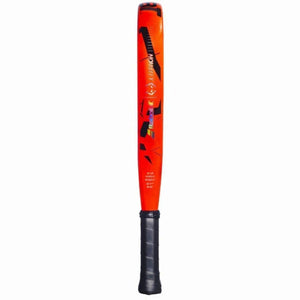 Zijaanzicht van het Babolat Viper Soft Juan Lebron 3.0 over de volle lengte in oranje