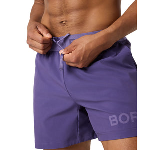 Detail van het koord in de taille van de paarse Bjorn Borg 6 inch short
