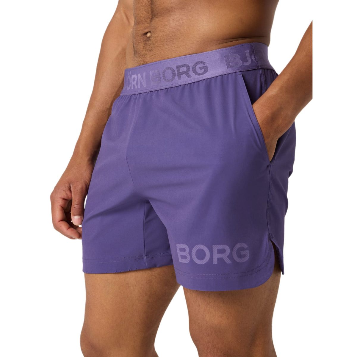 Zijaanzicht van de paarse Bjorn Borg 6 inch short met hand in de steekzak
