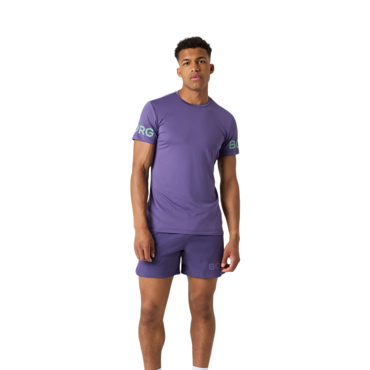 Model draagt de paarse Bjorn Borg 6 inch short met bijpassend T-shirt