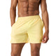 Bjorn Borg 6 inch short voor heren in geel, vooraanzicht op model