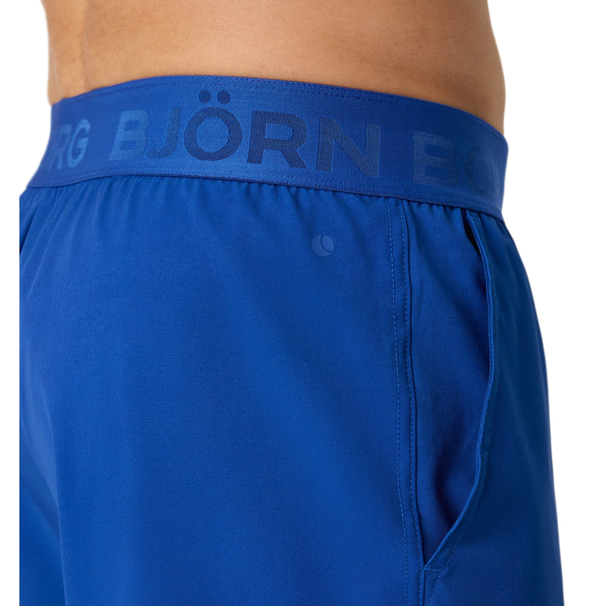 Detail van de tailleband met Bjorn Borg-logo op de blauwe 6 inch short