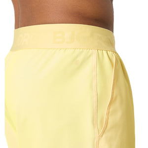 Detail van de tailleband en zijnaad van de gele Bjorn Borg short