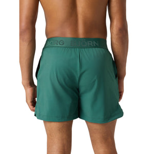 Achterzijde van de groene Bjorn Borg 6 inch short met elastische tailleband