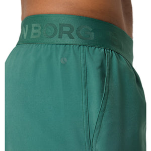 Detail van de tailleband met Bjorn Borg-logo op de groene short