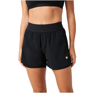 Bjorn Borg Ace 2-in-1 short voor dames in zwart, gedragen vooraanzicht