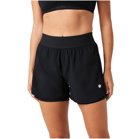 Bjorn Borg Ace 2-in-1 short voor dames in zwart, gedragen vooraanzicht