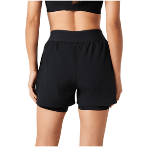 Achterzijde van de zwarte Bjorn Borg Ace 2-in-1 short, gedragen