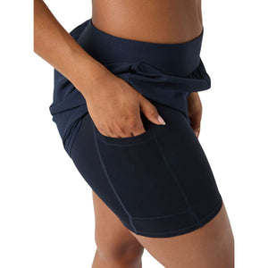 Model toont de binnenshort met zak van de marineblauwe Ace 2-in-1 short