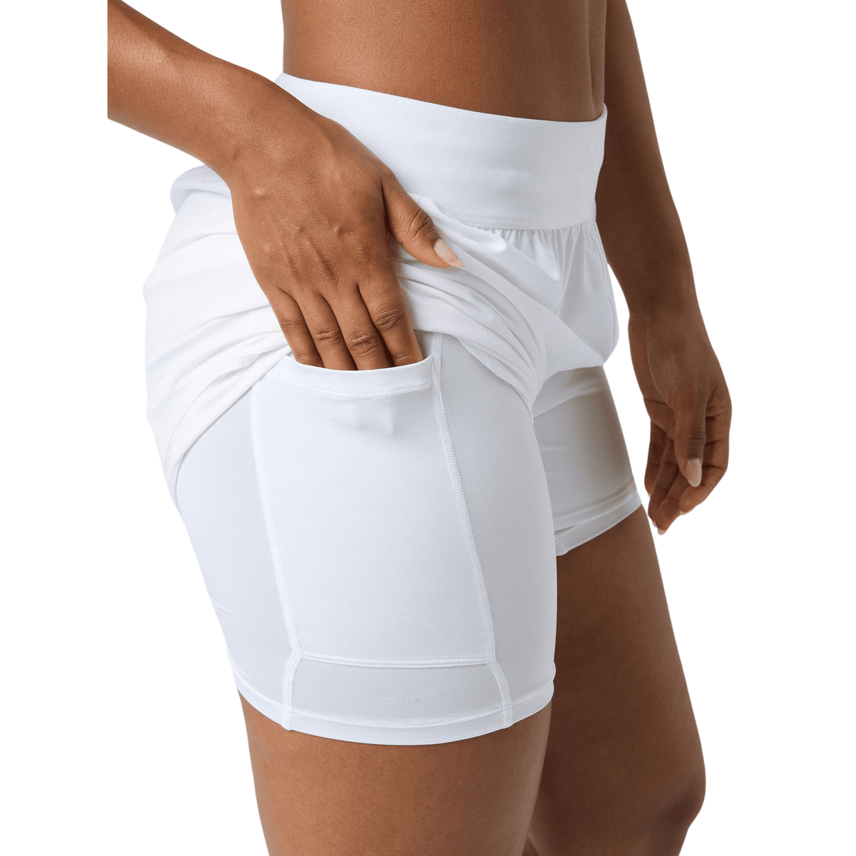 Model toont de binnenshort met zak van de witte Bjorn Borg Ace 2-in-1 short