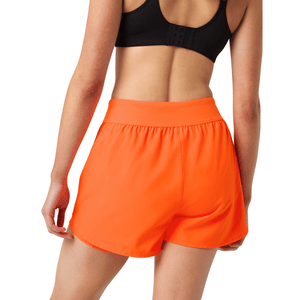 Achterzijde van de oranje Bjorn Borg Ace 2-in-1 short, gedragen