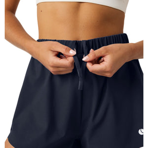 Detail van de taille met koord van de donkerblauwe Bjorn Borg Ace 2-in-1 short