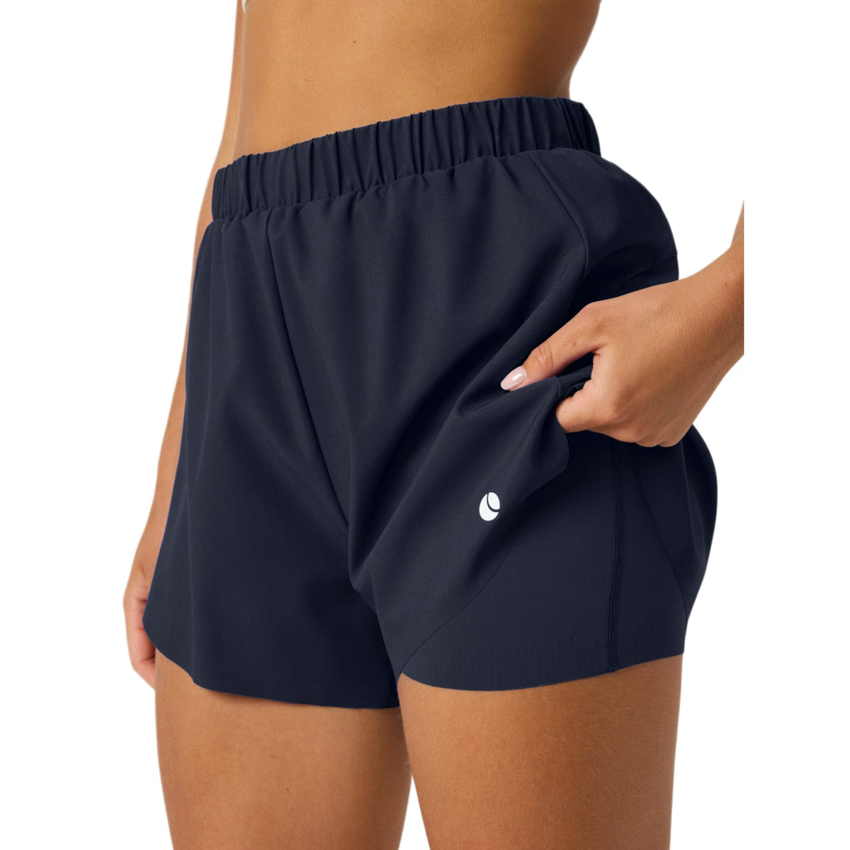 Zijaanzicht van de donkerblauwe Ace 2-in-1 short met hand in de steekzak