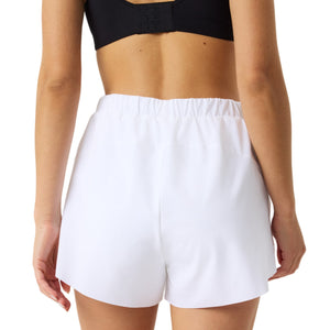 Achterzijde van de witte Bjorn Borg Ace 2-in-1 short voor dames