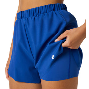 Zijaanzicht van de blauwe Bjorn Borg Ace 2-in-1 short met steekzak