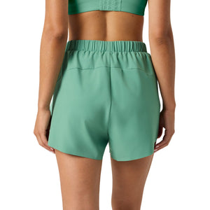 Achterzijde van de groene Bjorn Borg Ace 2-in-1 short met elastische tailleband