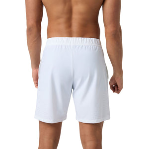 Achteraanzicht van de witte Bjorn Borg Ace short met achterzak, gedragen door een mannelijk model