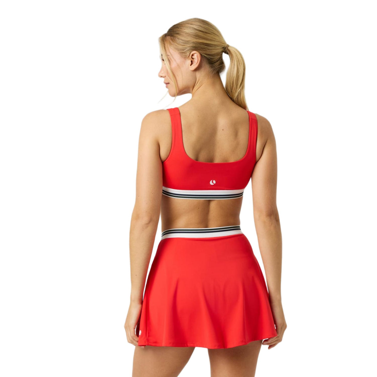 Achteraanzicht van de rode Bjorn Borg Ace Court top met brede rug en wit logo op model