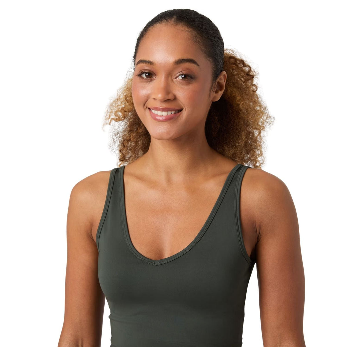 Halve close-up van model in de donkergroene Bjorn Borg Ace tanktop met diepe V-hals