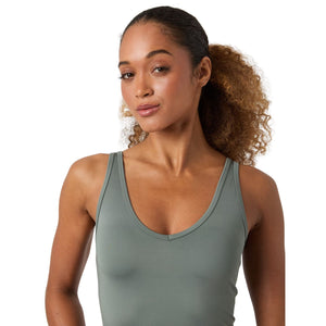 Close-up van model in de grijsgroene Bjorn Borg Ace tanktop met diep uitgesneden V-hals