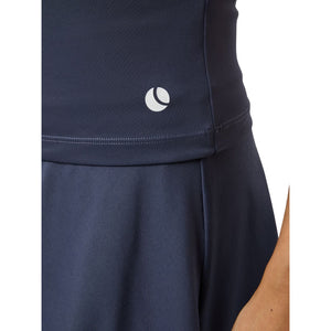 Close-up van de grijsblauwe Bjorn Borg Ace tanktop met wit logo net boven de rokzoom