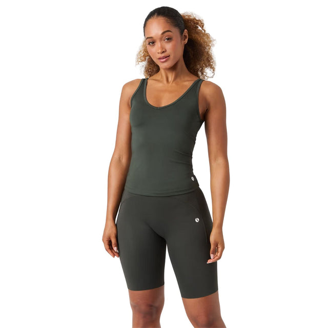Vooraanzicht van de donkergroene Bjorn Borg Ace tanktop met bijpassende korte fietsbroek