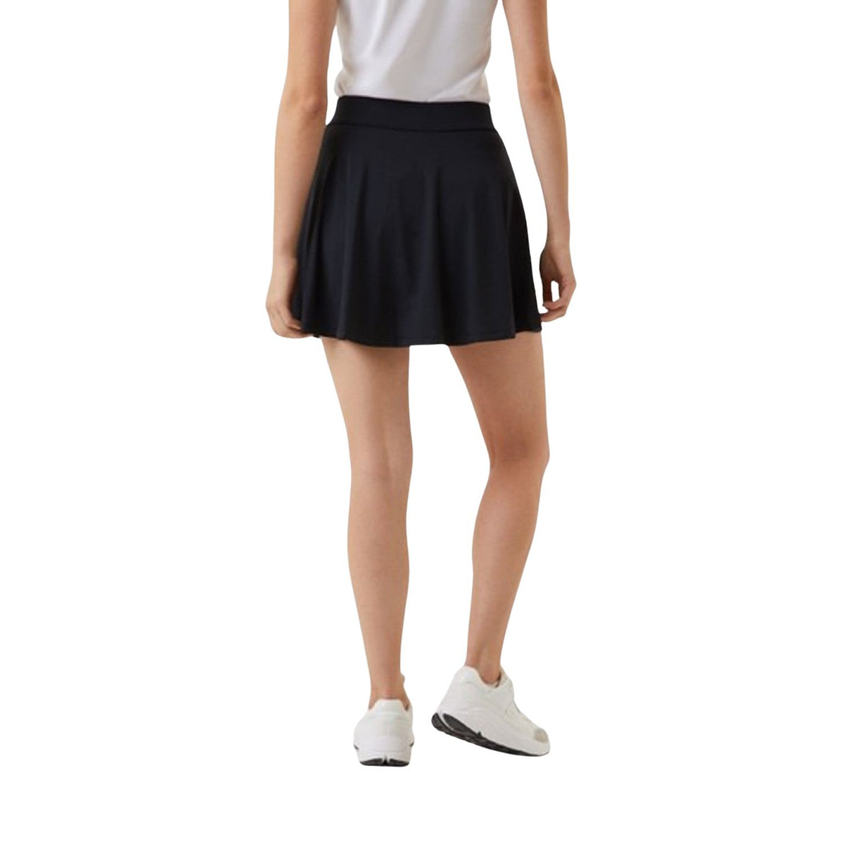 Achteraanzicht van de zwarte Bjorn Borg Ace jerseyrok op model met wit shirt