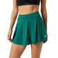 Vooraanzicht van de groene Bjorn Borg Ace jerseyrok met wit logo op de zoom, op model