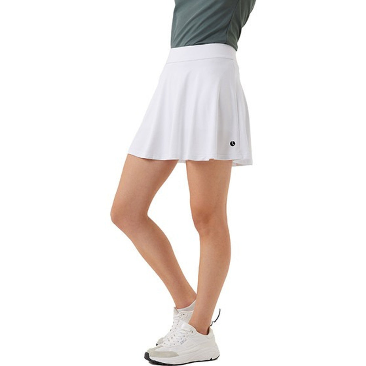 Zijaanzicht van de witte Bjorn Borg Ace jerseyrok gedragen met een groen shirt