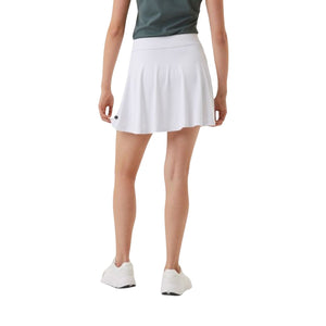 Vooraanzicht van model in de witte Bjorn Borg Ace jerseyrok met witte sneakers