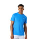 Model draagt het Bjorn Borg Ace Light T-shirt voor heren in blauw met witte short