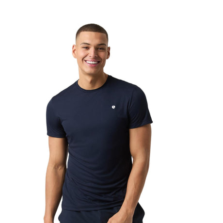 Model draagt het Bjorn Borg Ace Light T-shirt voor heren in donkerblauw