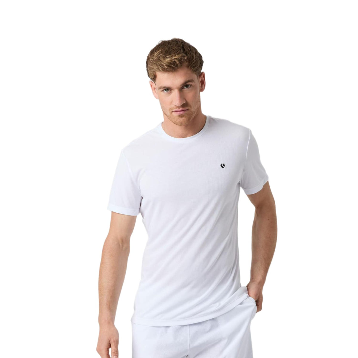 Model draagt het Bjorn Borg Ace Light T-shirt voor heren in wit
