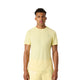 Model draagt het Bjorn Borg Ace Light T-shirt voor heren in geel met short